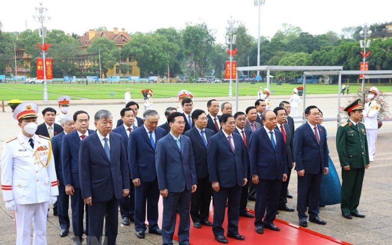 Lãnh đạo Đảng, Nhà nước vào Lăng viếng Chủ tịch Hồ Chí Minh nhân kỷ niệm 47 năm Ngày giải phóng miền Nam