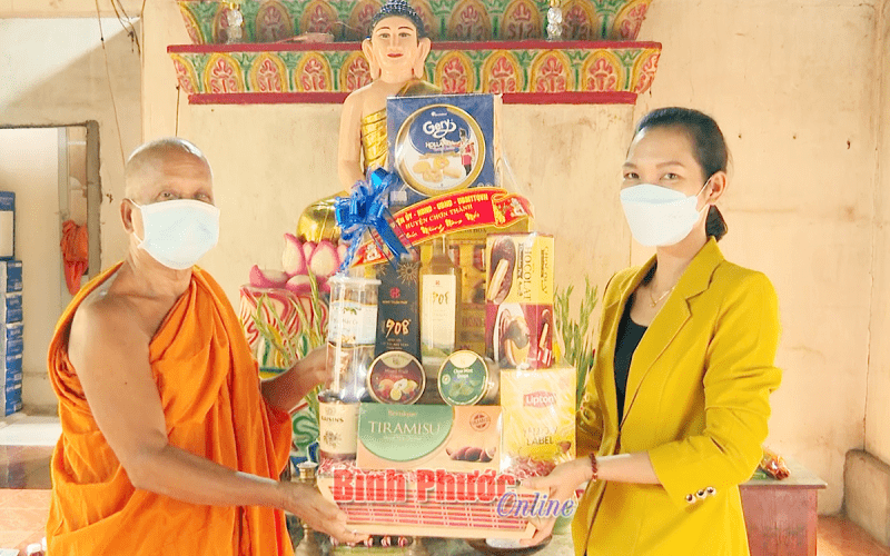 Lãnh đạo huyện Chơn Thành chúc tết Chôl Chnăm Thmây 