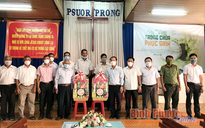 Lãnh đạo thị xã Bình Long thăm, tặng quà các cơ sở tôn giáo nhân lễ Phục sinh