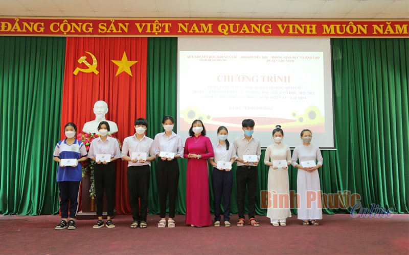 Lộc Ninh: Nhiều phần quà ý nghĩa dành cho học sinh hiếu học