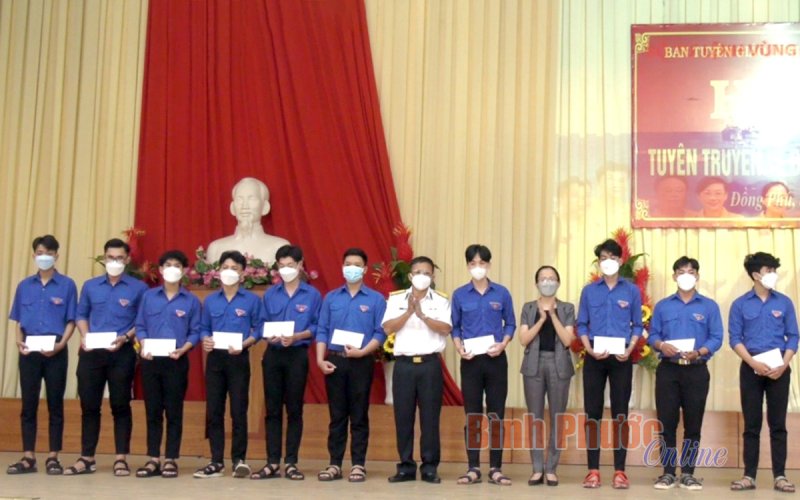 Lữ đoàn 955 tuyên truyền biển, đảo cho giáo viên, học sinh huyện Đồng Phú