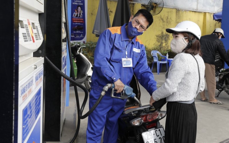 Ngày mai, giá xăng có thể giảm gần 1.000 đồng/lít