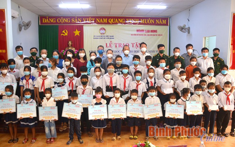 Nguyên Phó thủ tướng Trương Hòa Bình tặng quà học sinh, sinh viên DTTS xã Lộc Thịnh