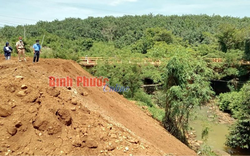 Phát hiện 1 vụ san lấp lấn chiếm hành lang an toàn đường bộ