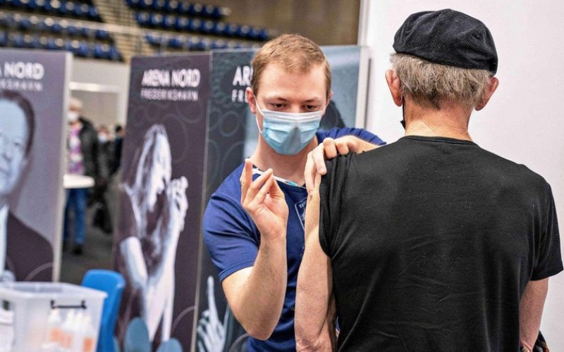 Quốc gia đầu tiên trên thế giới tạm dừng tiêm vaccine COVID-19