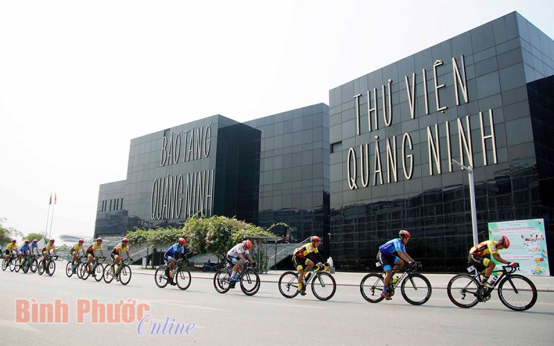 Tay đua Erdenbat (Kenda Đồng Nai) chiến thắng vòng đua tại TP. Hạ Long