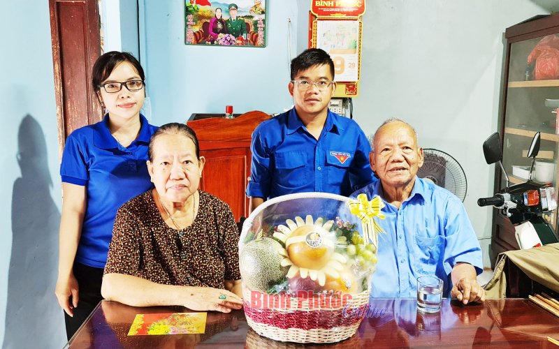 Thăm tặng quà gia đình lão thành cách mạng ở Đồng Xoài