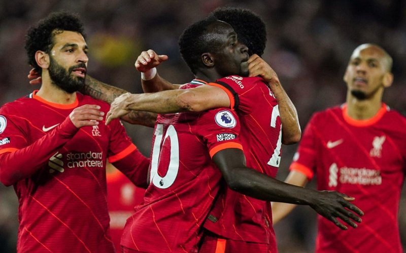Thắng 'hủy diệt' M.U, Liverpool leo lên ngôi đầu Premier League