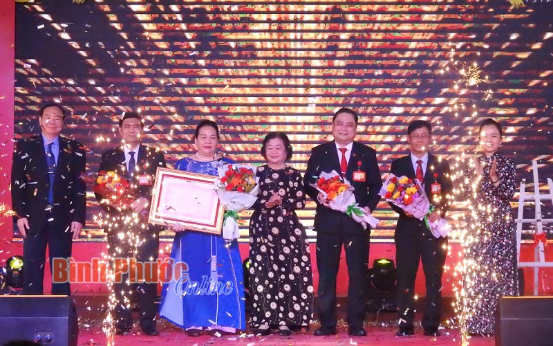 Trường TH-THCS-THPT Nam Việt đón nhận bằng khen của Thủ tướng Chính phủ
