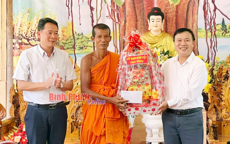 Ủy ban D&acirc;n tộc ch&uacute;c tết Ch&ocirc;l Chnăm Thm&acirc;y tại huyện Lộc Ninh