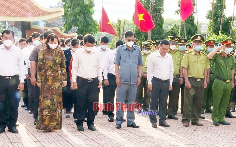 Viếng nghĩa trang liệt sĩ nhân kỷ niệm 50 năm Ngày giải phóng Lộc Ninh