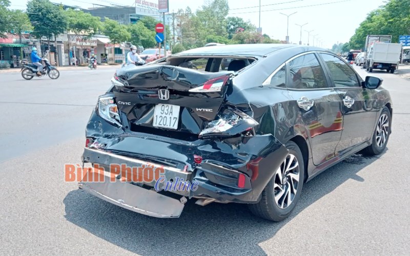 Xe ôtô bị xe bồn tông gây hư hỏng nặng