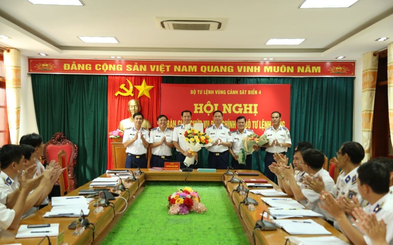 Bàn giao chức vụ Phó Chính ủy Vùng Cảnh sát biển 4