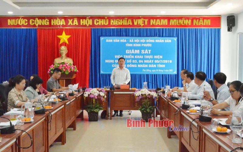 Ban Văn hóa - Xã hội giám sát việc thực hiện Nghị quyết 03, 04 của HĐND tỉnh tại Phú Riềng