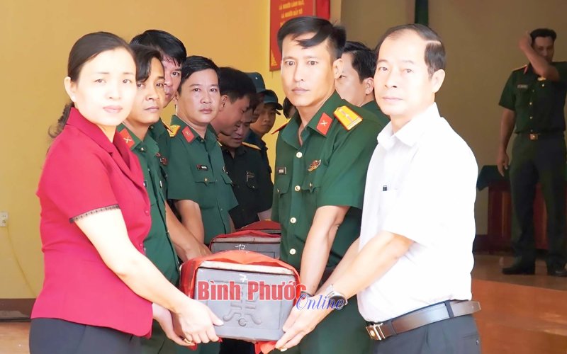 Bình Long bàn giao 25 hài cốt liệt sĩ về Bộ Chỉ huy quân sự tỉnh