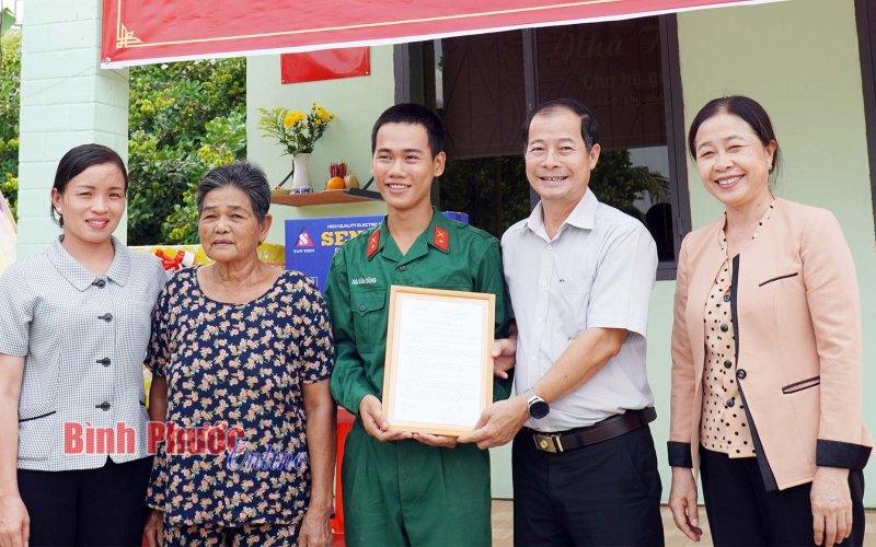 Bình Long: Bàn giao nhà tình nghĩa quân - dân