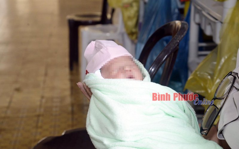 Bình Long: Bé trai sơ sinh bị bỏ rơi tại Công viên văn hóa thị xã