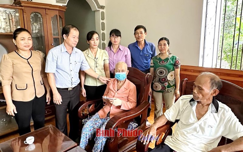 Bình Long: Lãnh đạo thị xã thăm, tặng quà gia đình mắc bệnh hiểm nghèo