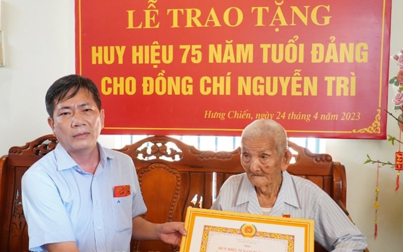 Bình Long: Trao Huy hiệu 75 năm tuổi Đảng cho đảng viên Nguyễn Trì
