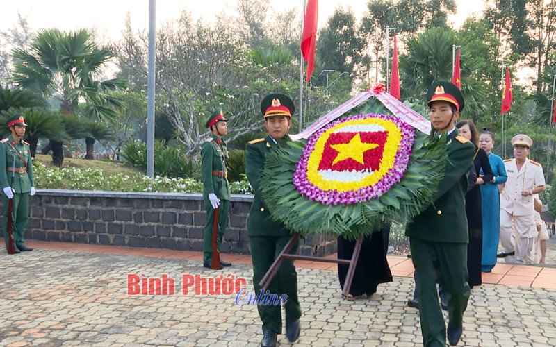 Bình Phước: Lãnh đạo tỉnh viếng nghĩa trang liệt sĩ nhân kỷ niệm 48 năm Ngày giải phóng miền Nam