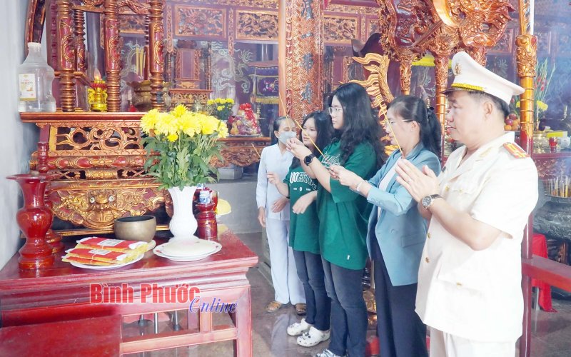 B&igrave;nh Phước: Người d&acirc;n th&agrave;nh k&iacute;nh lễ vật d&acirc;ng Vua H&ugrave;ng