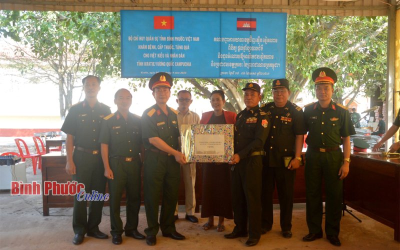 Bộ Chỉ huy Quân sự tỉnh Bình Phước khám bệnh, cấp thuốc, tặng quà Campuchia