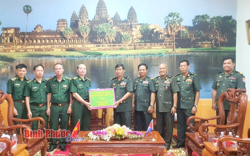 Bộ đội biên phòng Bình Phước chúc tết lực lượng vũ trang tỉnh Kratie