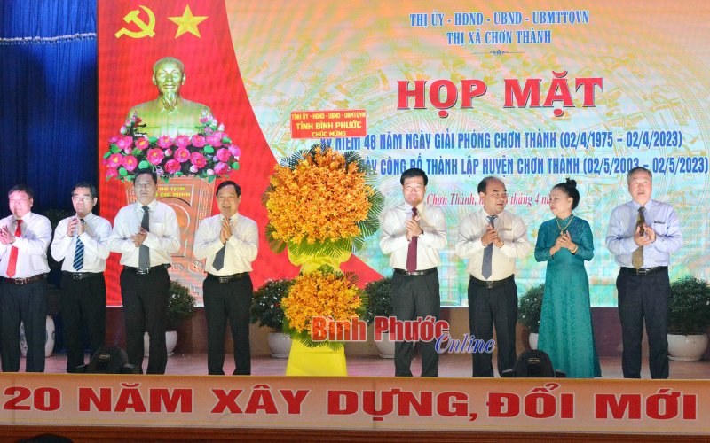 Chơn Thành họp mặt kỷ niệm 48 năm giải phóng và 20 năm thành lập huyện 