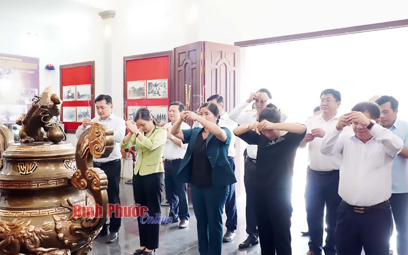 Chủ tịch UBND tỉnh Bình Phước Trần Tuệ Hiền dâng hương tại mộ 3.000 người
