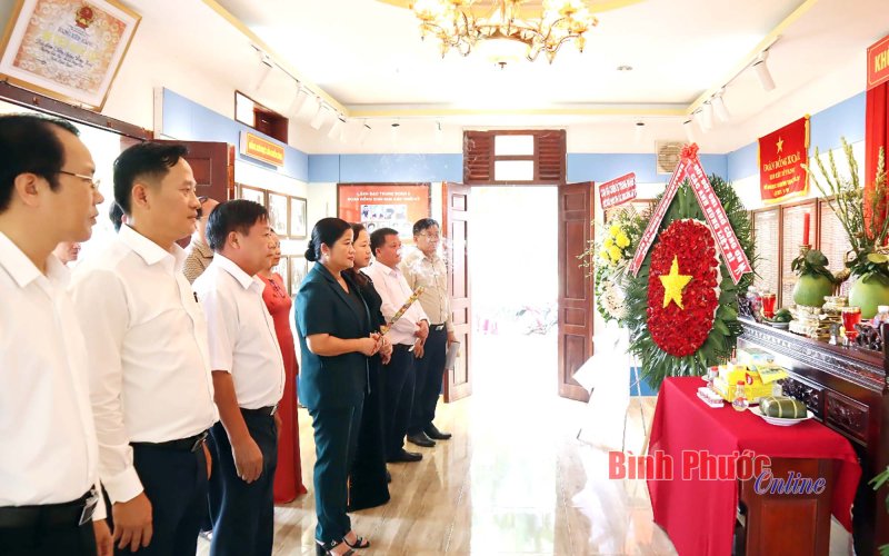 Chủ tịch UBND tỉnh Trần Tuệ Hiền dâng hương tại Địa điểm chiến thắng Đồng Xoài