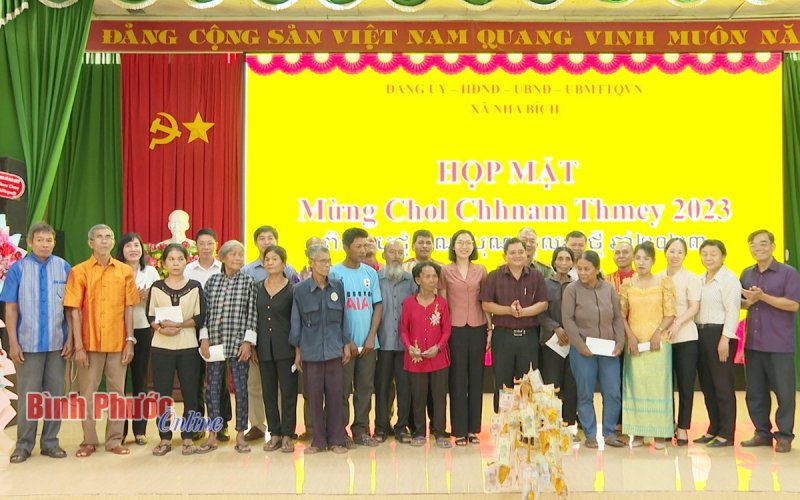 Đoàn công tác của tỉnh thăm, chúc tết Chôl Chnăm Thmây tại Nha Bích