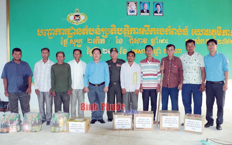 Đội K72 phối hợp tuyên truyền, vận động nhân dân ở nước bạn Campuchia