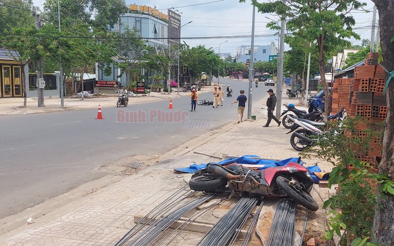 Đồng Xoài: 2 xe máy va chạm, 1 người chết, 3 người bị thương