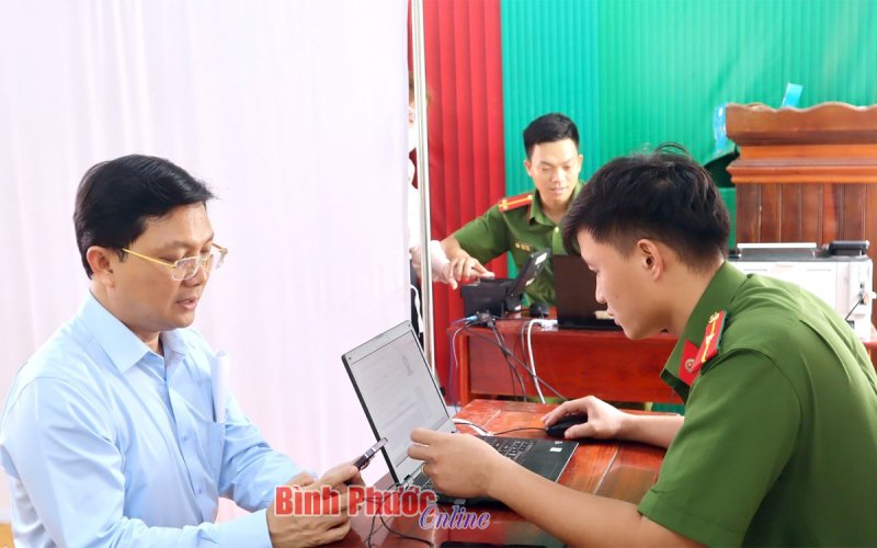 Đồng Xoài đẩy nhanh tiến độ cấp tài khoản định danh điện tử