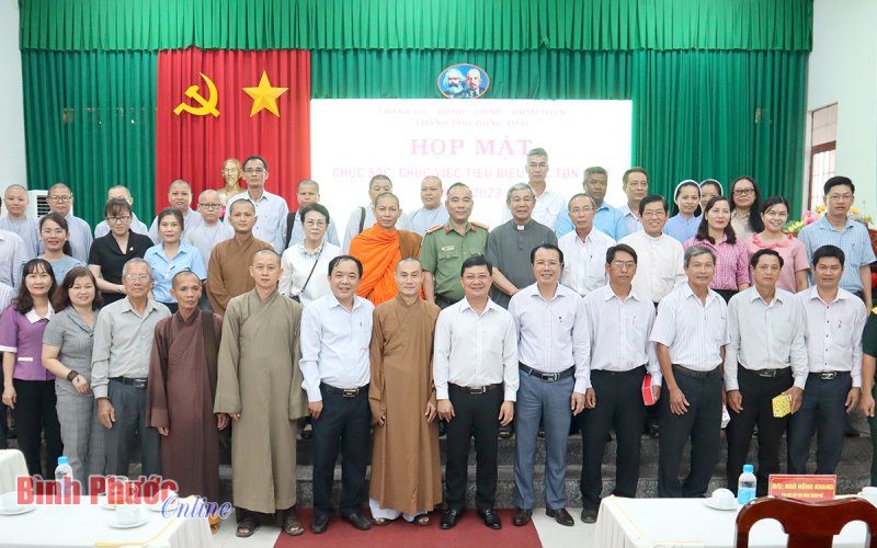 Đồng Xoài họp mặt chức sắc, chức việc tiêu biểu các tôn giáo