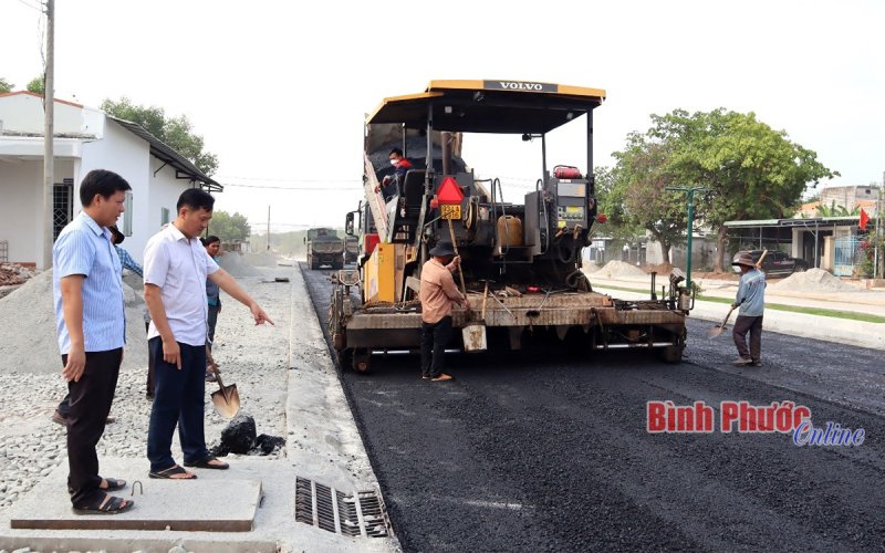 Đồng Xoài: Thi công xuyên lễ để hoàn thành thảm nhựa đường Phan Bội Châu