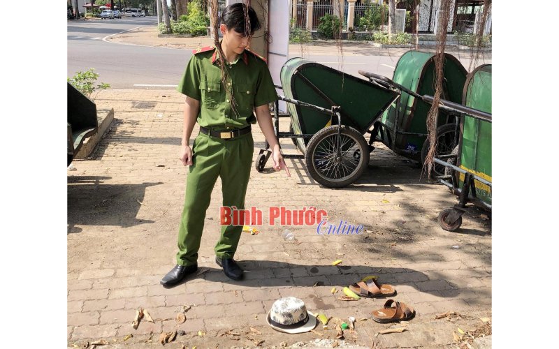 Đưa người đàn ông bị co giật bên đường đi cấp cứu