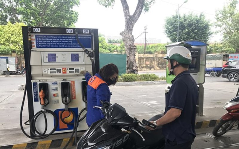 Giá mặt hàng xăng RON95-III giảm hơn 600 đồng từ 17 giờ ngày 21-4