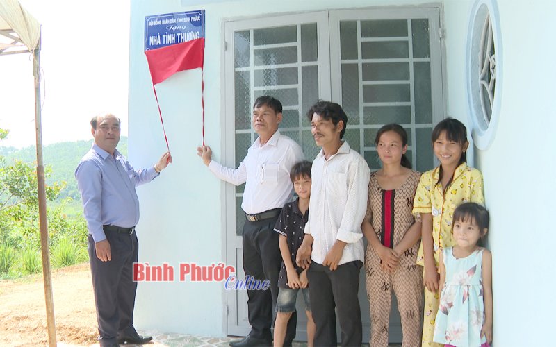 HĐND tỉnh tặng nhà tình thương tại huyện Bù Đăng
