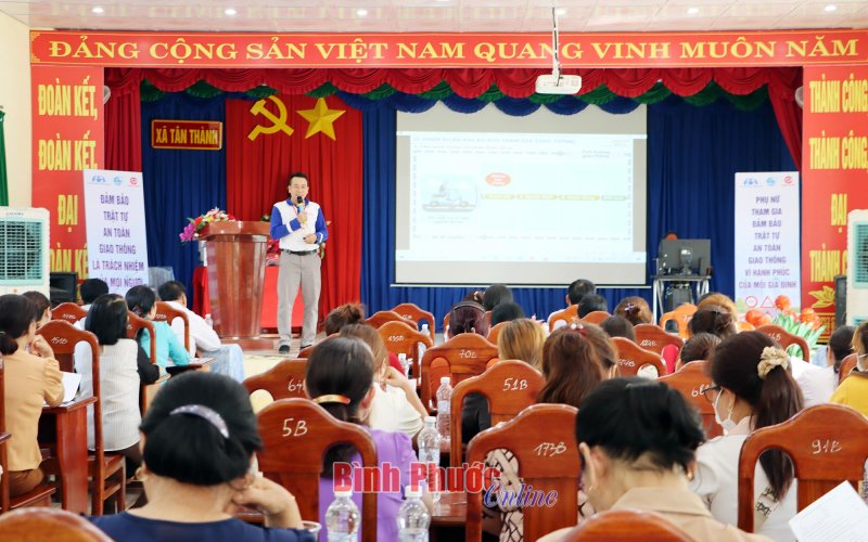 Hơn 150 phụ nữ được truyền thông, tư vấn pháp luật về an toàn giao thông