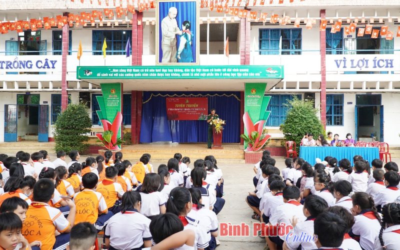 Hơn 1.100 học sinh được tuyên truyền ngày giải phóng miền Nam, thống nhất đất nước