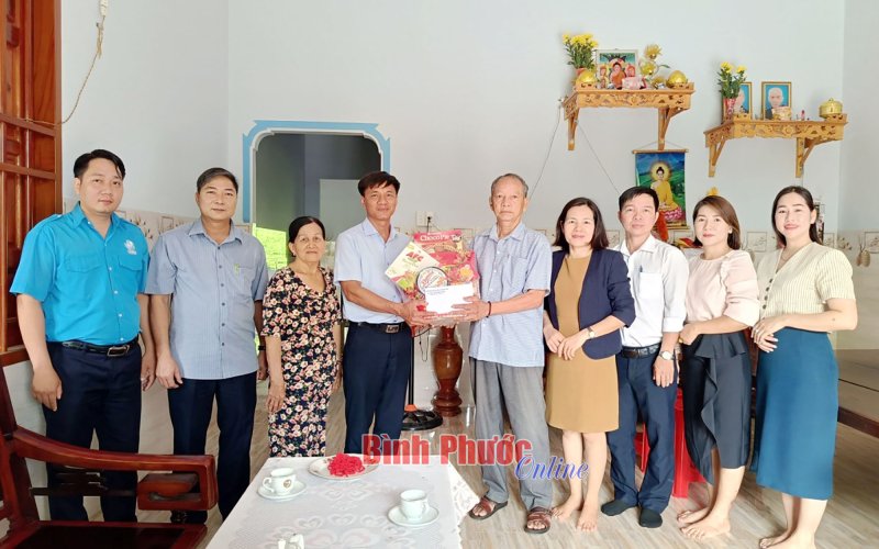 L&atilde;nh đạo huyện Đồng Ph&uacute; thăm, ch&uacute;c tết Ch&ocirc;l Chnăm Thm&acirc;y