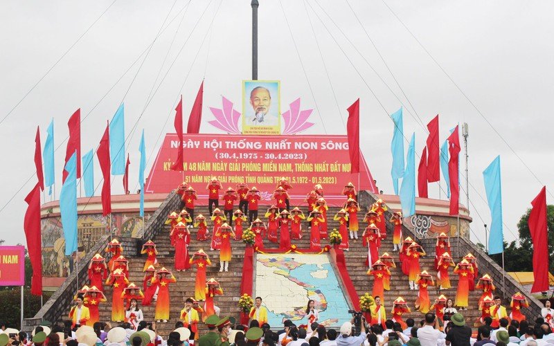 Lễ Thượng cờ “Thống nhất non sông” tại khu Di tích quốc gia đặc biệt Đôi bờ Hiền Lương-Bến Hải