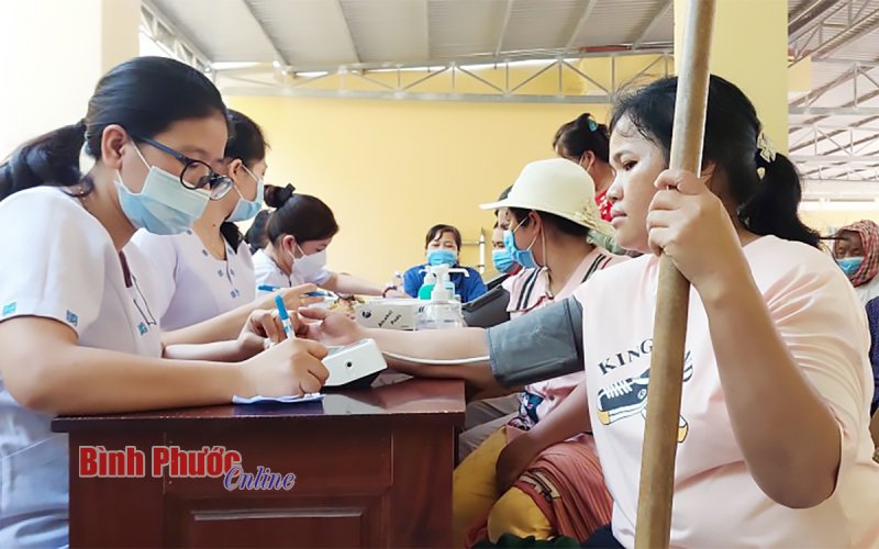 Lộc Ninh: 500 người được khám, cấp phát thuốc miễn phí