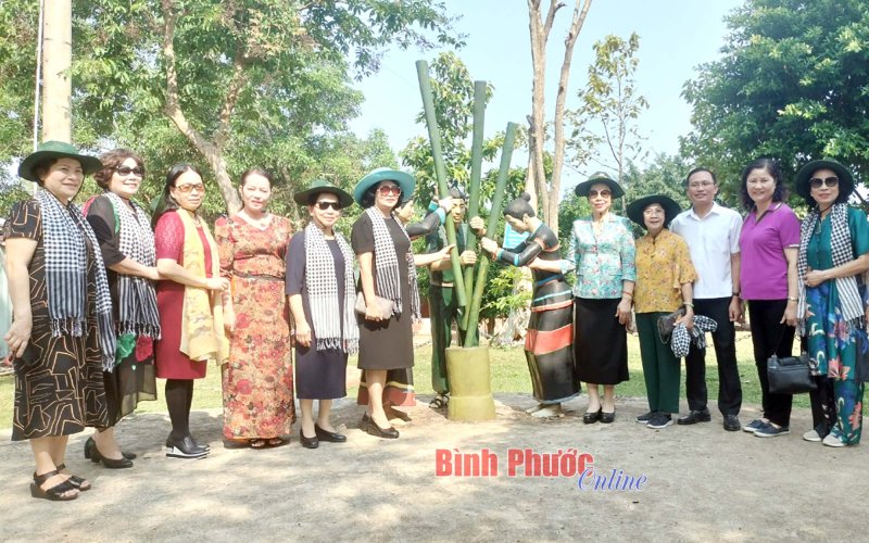 Nguyên Phó Chủ tịch nước Đặng Thị Ngọc Thịnh thăm Khu bảo tồn văn hóa dân tộc S’tiêng sóc Bom Bo