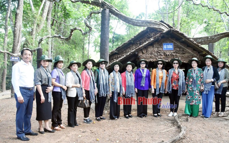 Nguyên Phó Chủ tịch nước Đặng Thị Ngọc Thịnh thăm Khu di tích đặc biệt Bộ Chỉ huy Miền Tà Thiết