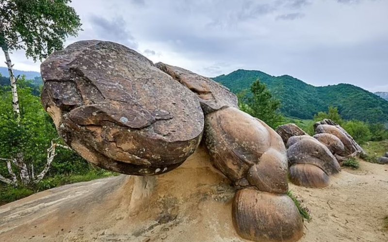 Những tảng đ&aacute; b&iacute; ẩn biết &lsquo;sinh nở&rsquo; ở Romania 