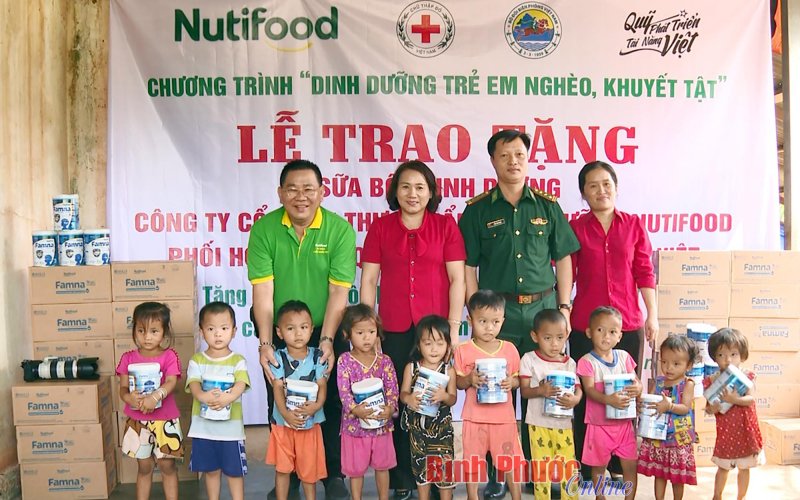 Nutifood và Hội Chữ thập đỏ Bình Phước tặng sữa bột dinh dưỡng 