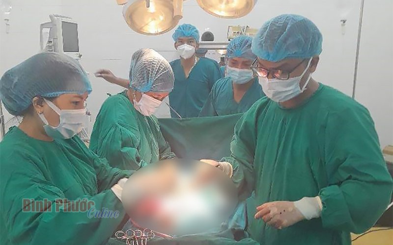 Phước Long: Phẫu thuật, cứu sống bệnh nhân trong nguy kịch