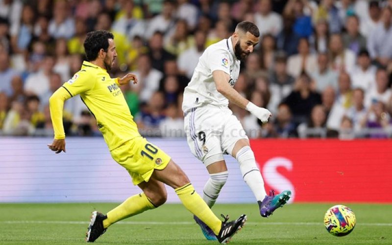 Real Madrid 'đầu hàng' Barcelona trong cuộc đua ngôi vương